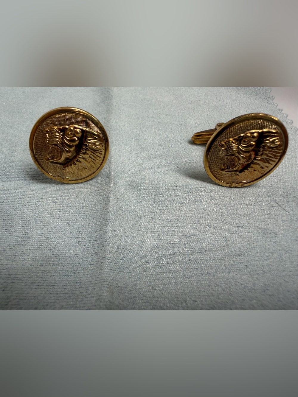 🎡🎡🎡Vintage Nina Ricci- Gold Round Lion Head Cufflinks